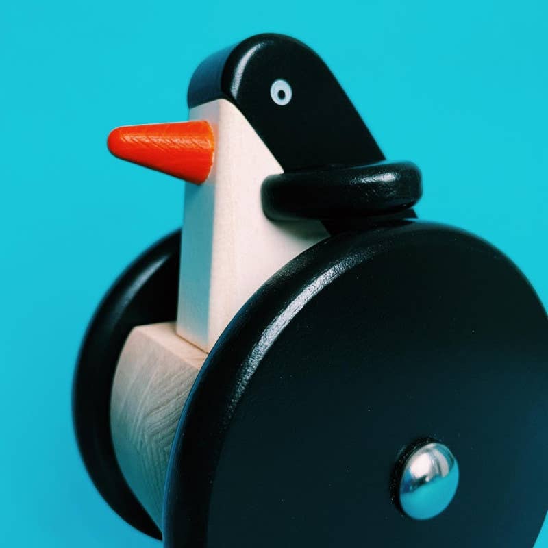 Hölzerner Pinguin auf Rädern (Wackelig)