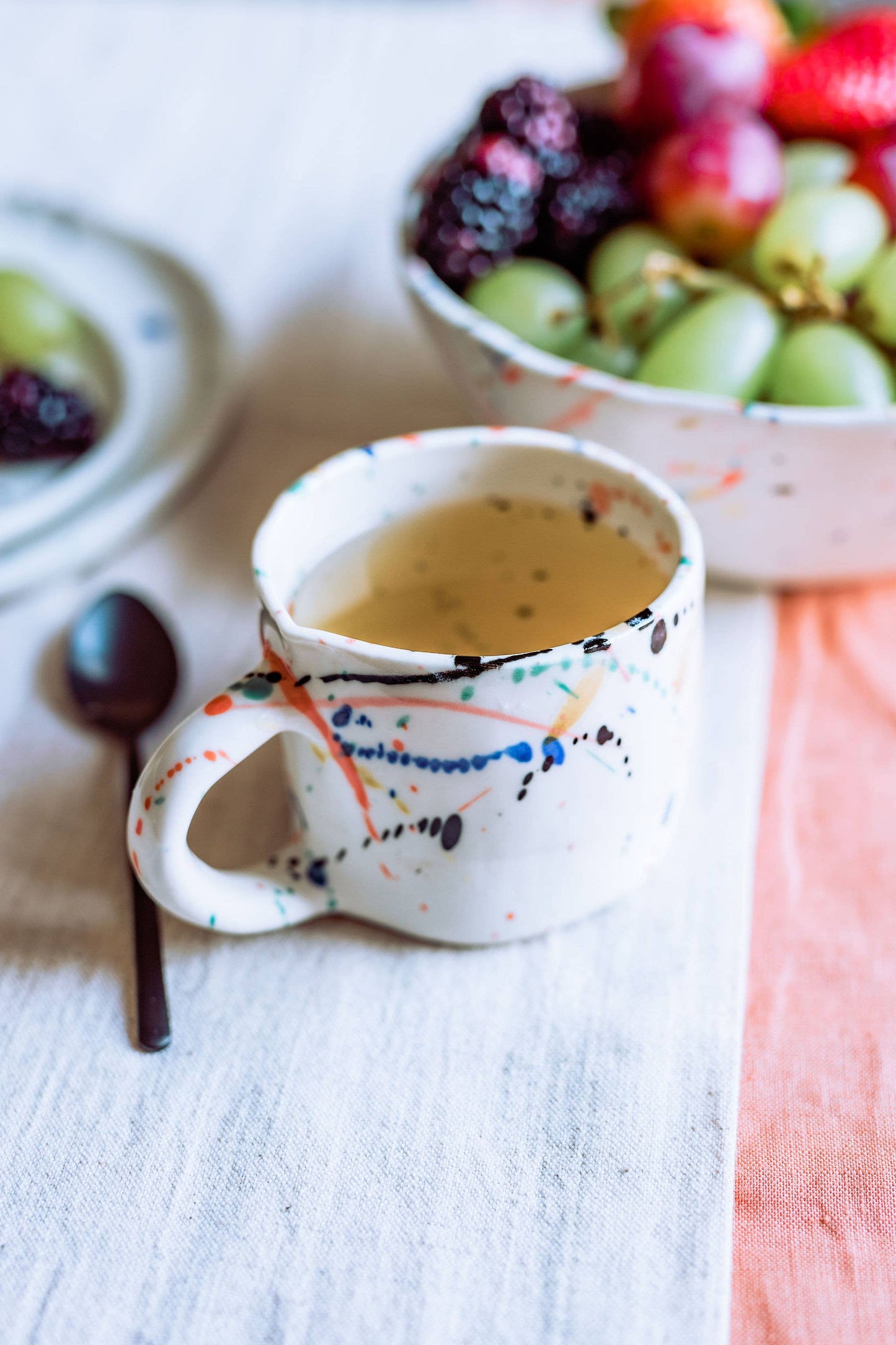 Mariana Garrastazu - Tasse mit bunten Farbspritzern