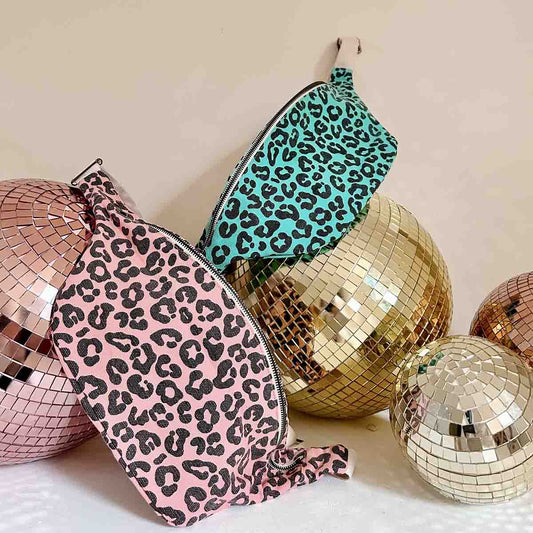 Rose in April - Damen Bauchtasche mit Leopardenmuster: Erdbeere / Grau