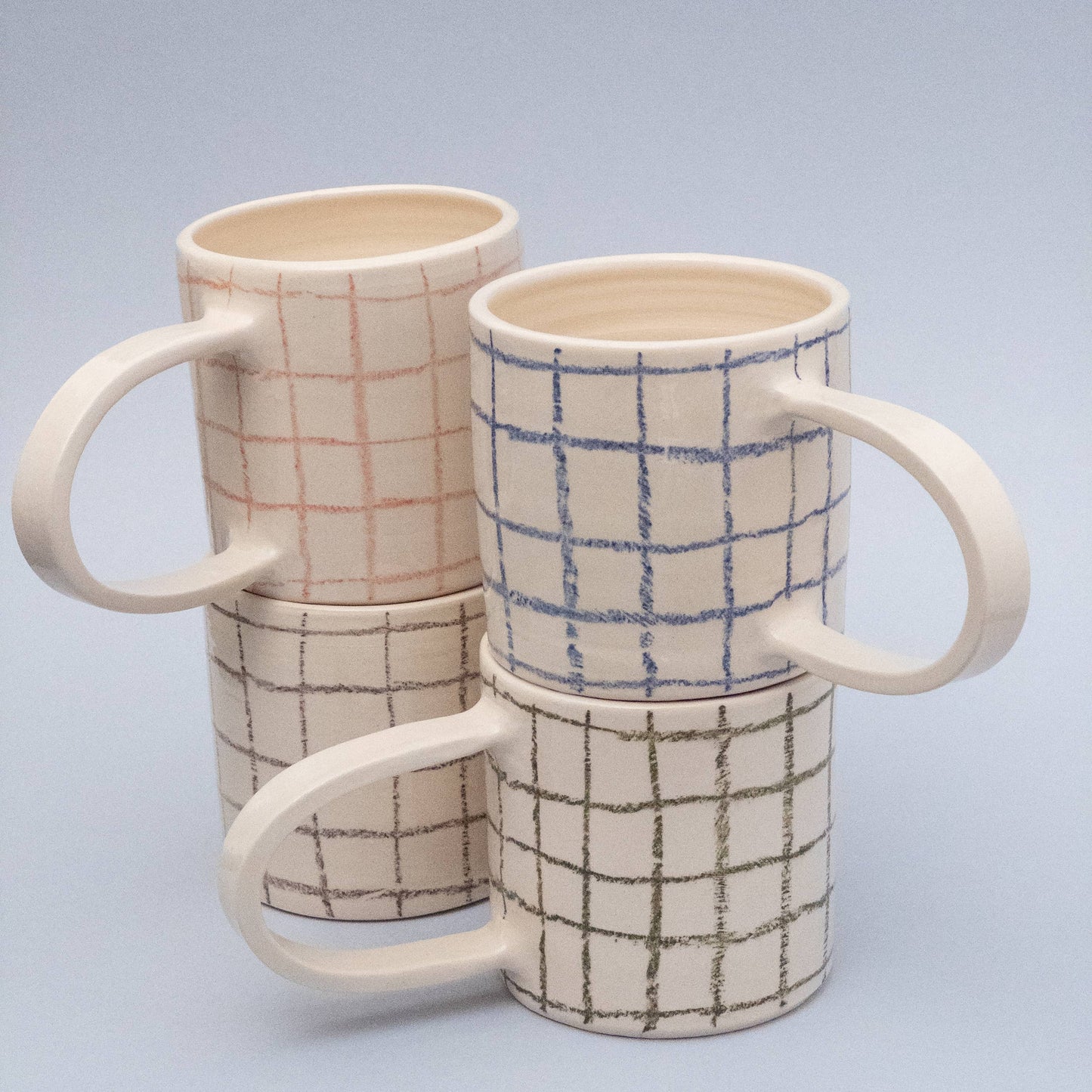 Kleine grau karierte Tasse