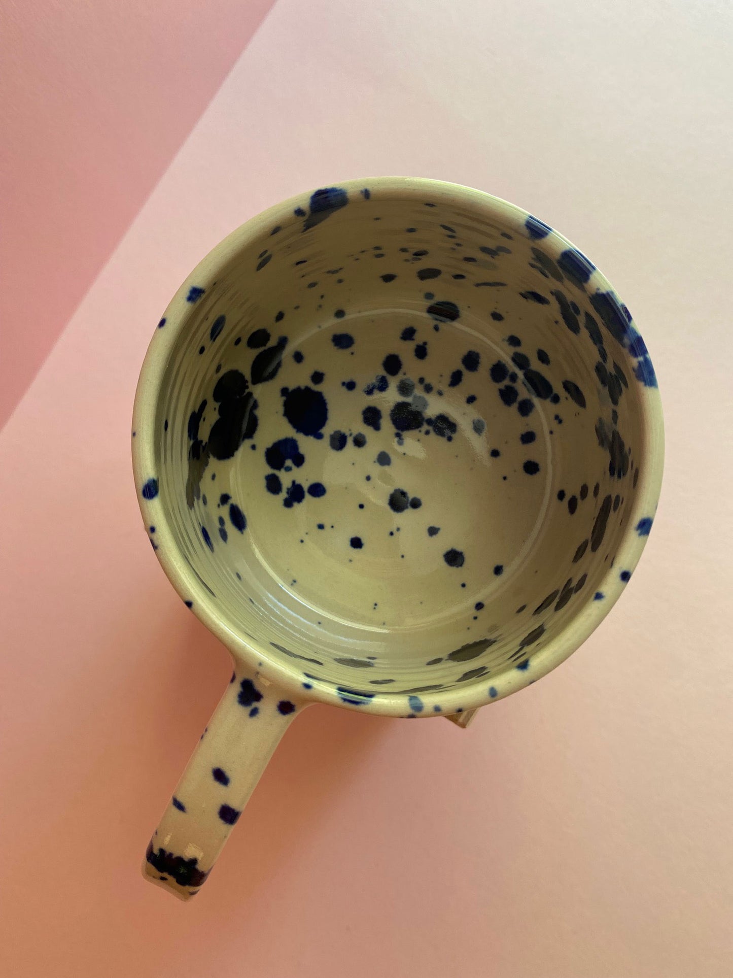 kleine bande – Tasse weiß/blau gesprenkelt
