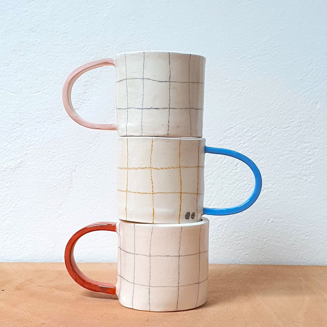 kleine bande – Tasse kariert gelb - blauer Henkel