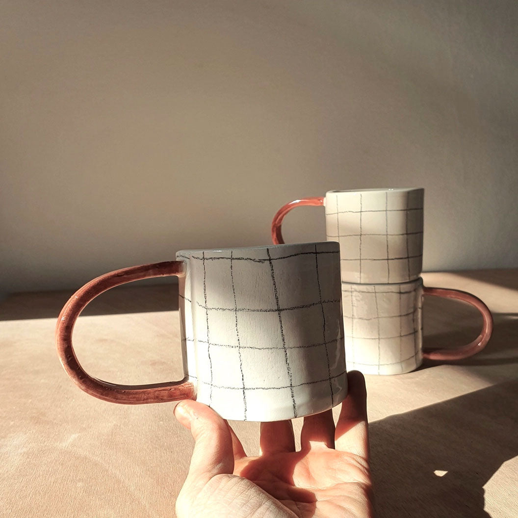 kleine bande – Tasse kariert grau - roter Henkel