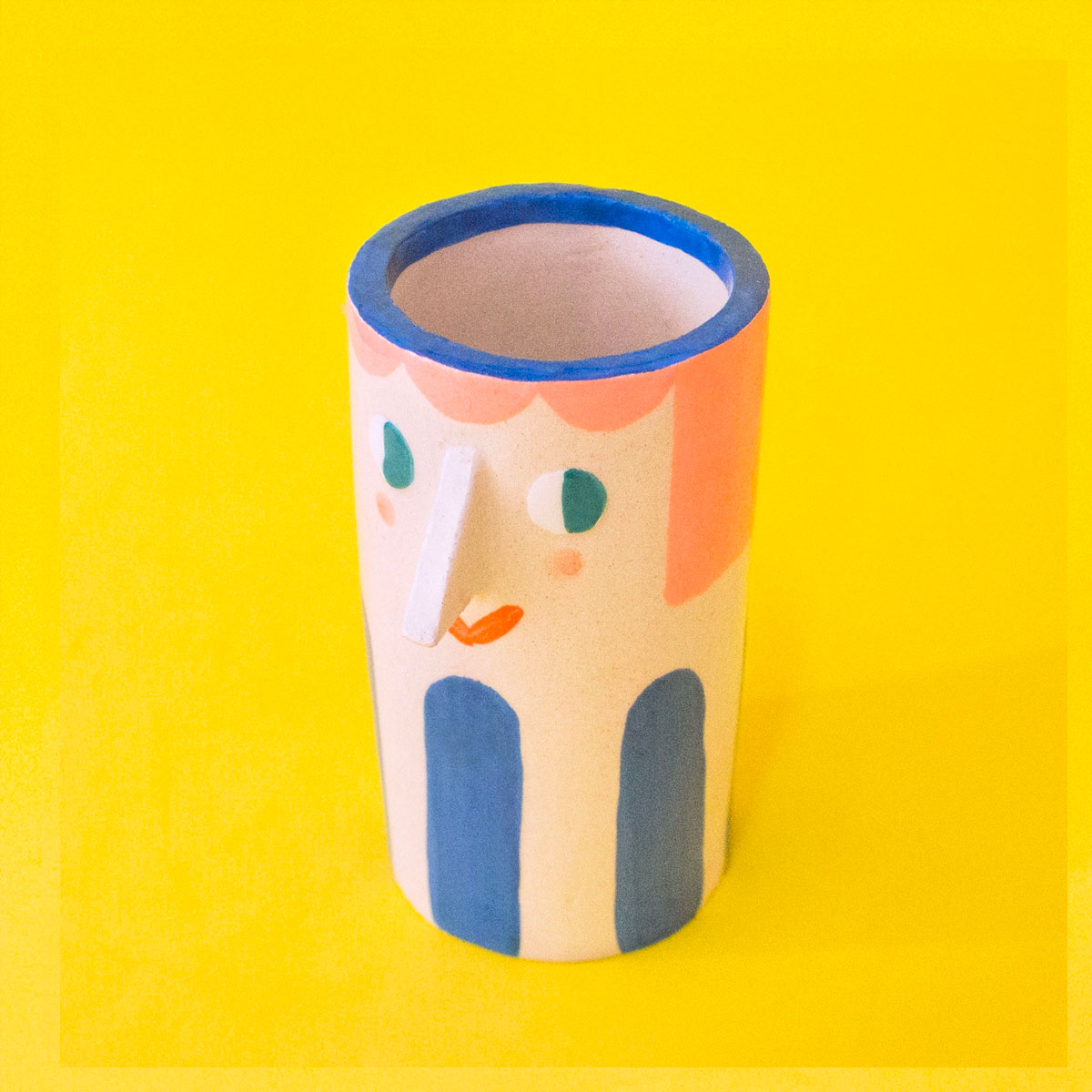 Ana Seixas – Mädchen mit tiefblauen Streifen//Keramikvase