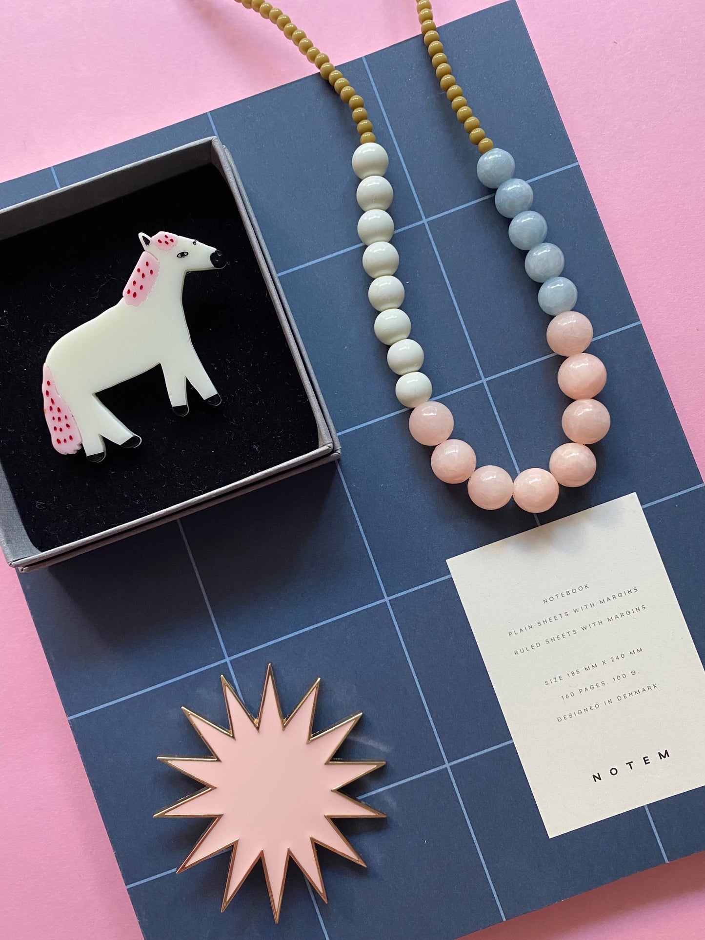 Kleine Bande - Brosche aus Epoxidharz "Pferd weiß"