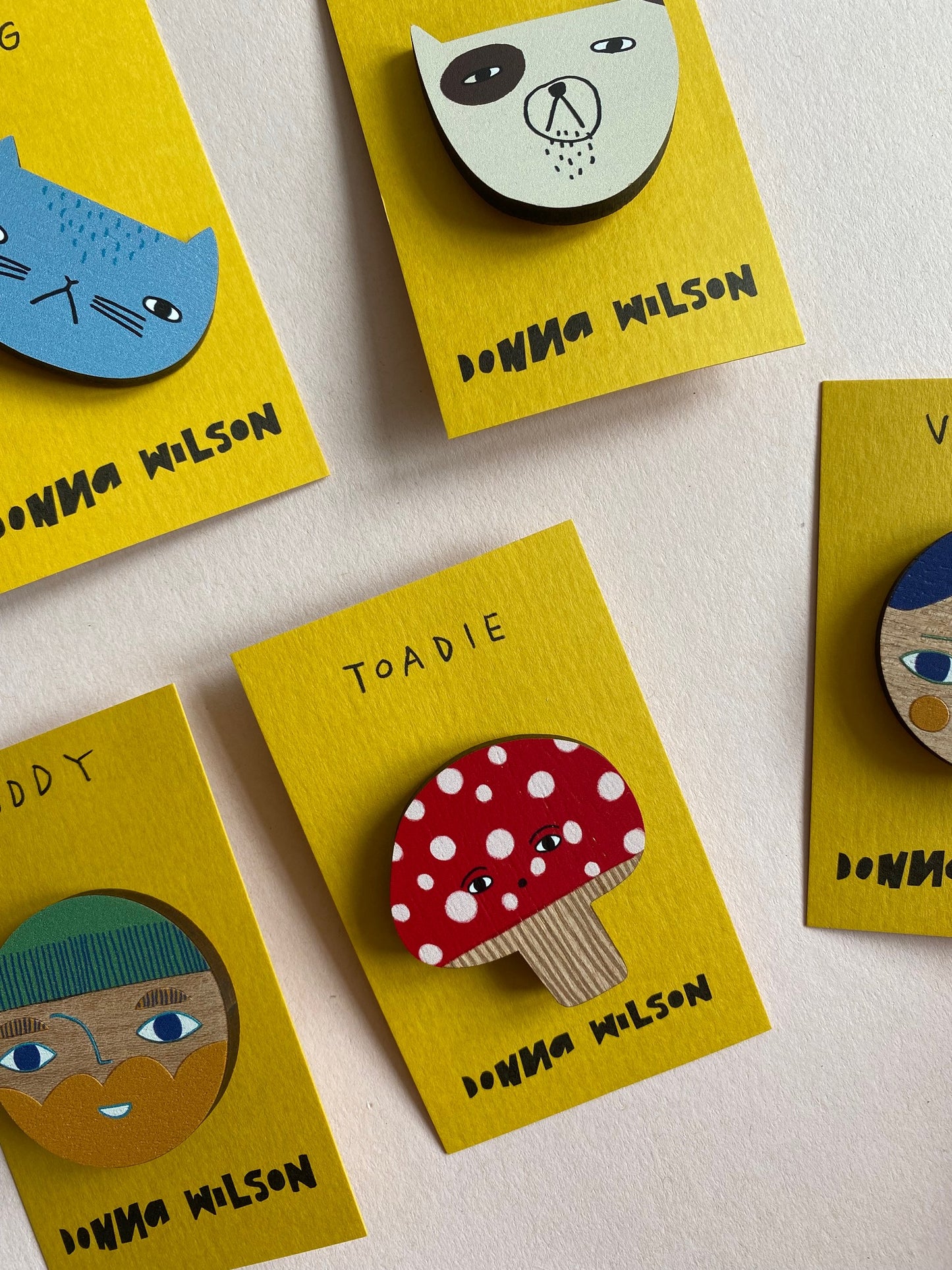 Donna Wilson - Brosche aus Holz "Toadie"