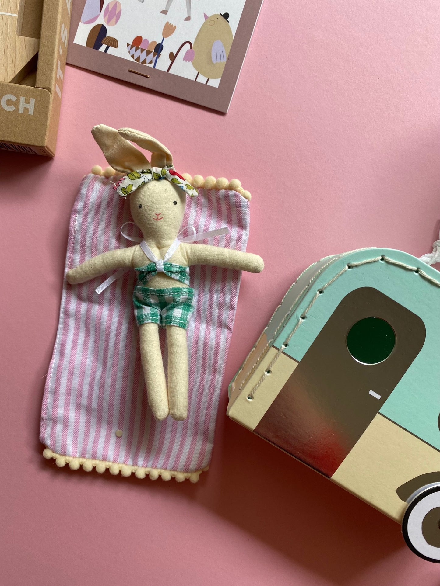 meri meri – Mini-Hase mit Wohnwagen-Koffer