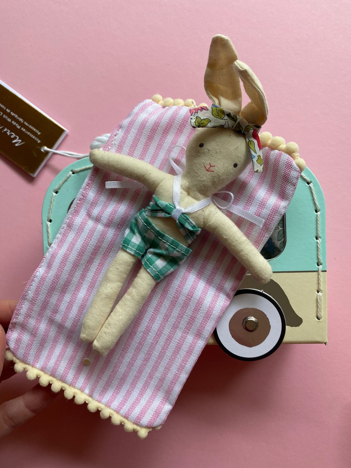 meri meri – Mini-Hase mit Wohnwagen-Koffer