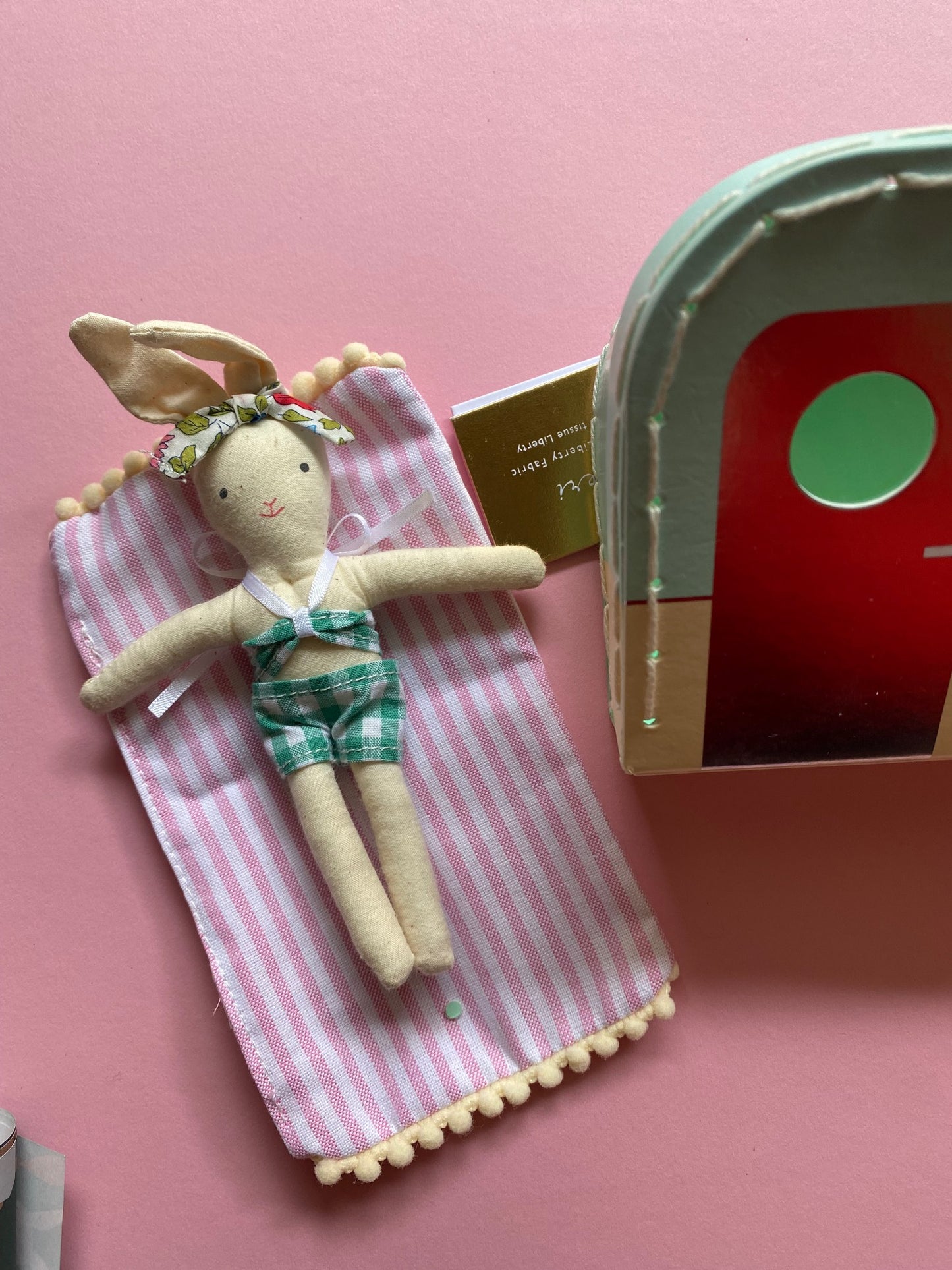 meri meri – Mini-Hase mit Wohnwagen-Koffer