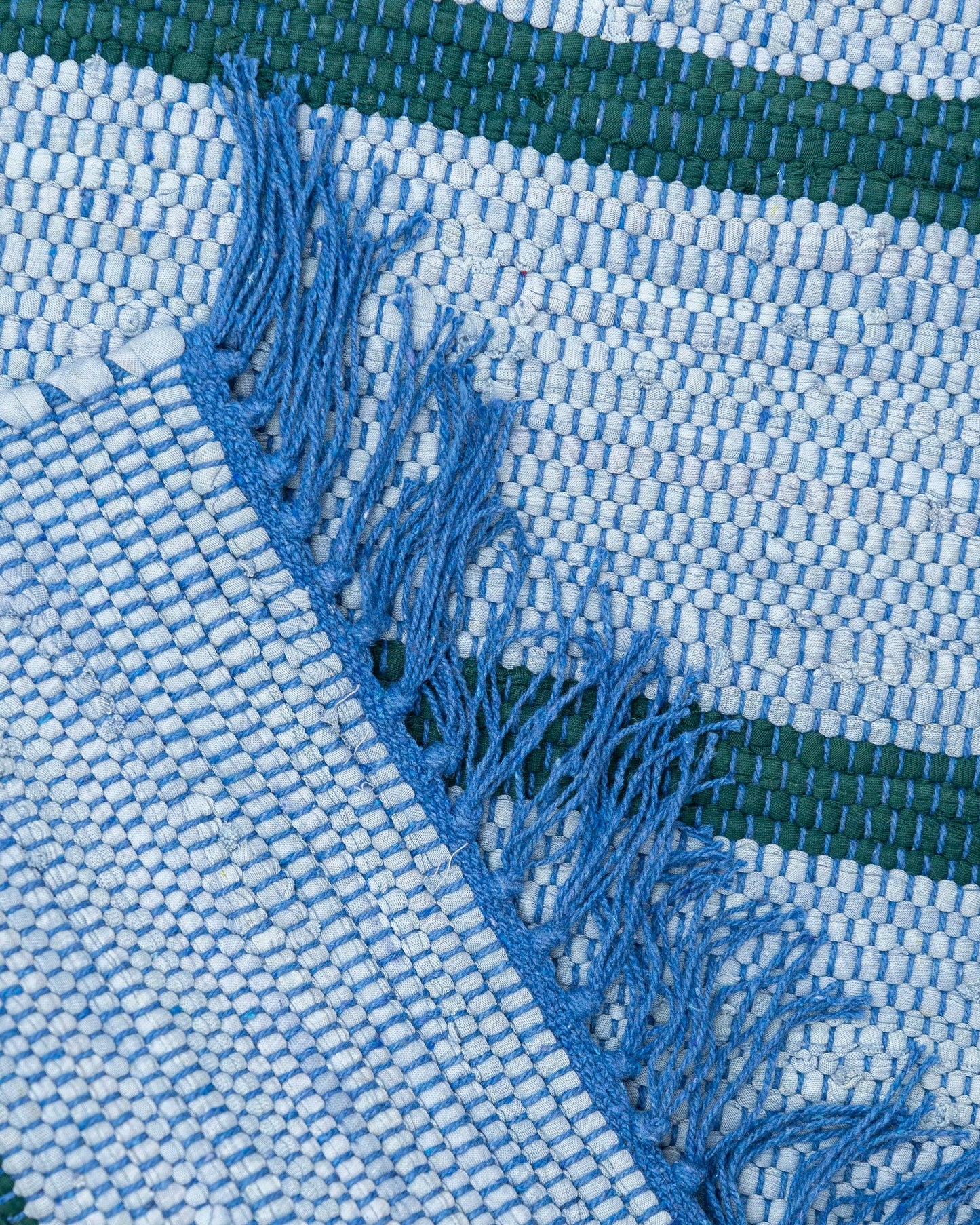 Tarta Gelatina - Upcycled Teppich aus recycelten Textilresten: Blau / Kleine