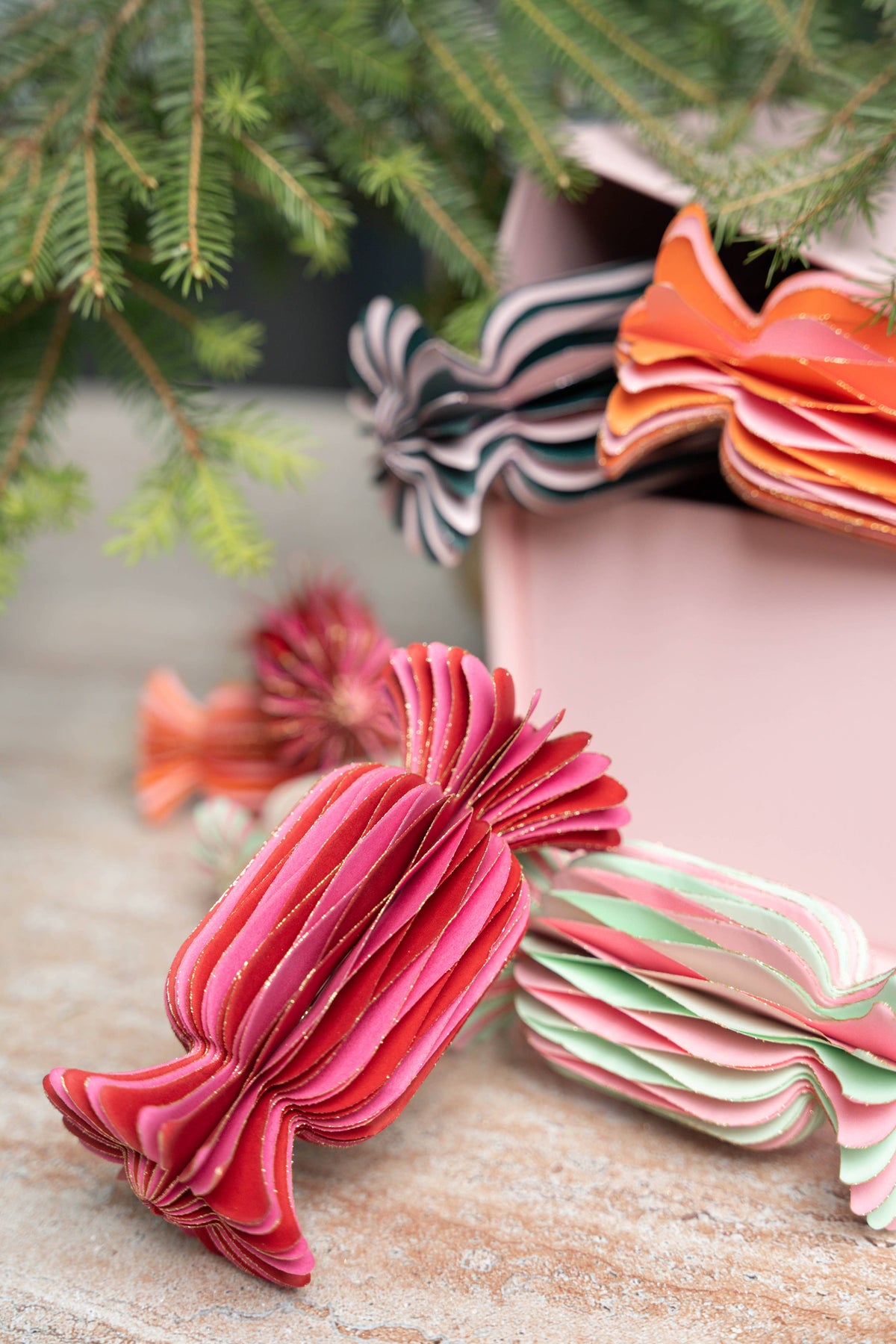 by Vivi - Anhänger Bonbon aus Papier, groß, orange/rosa, 15 cm