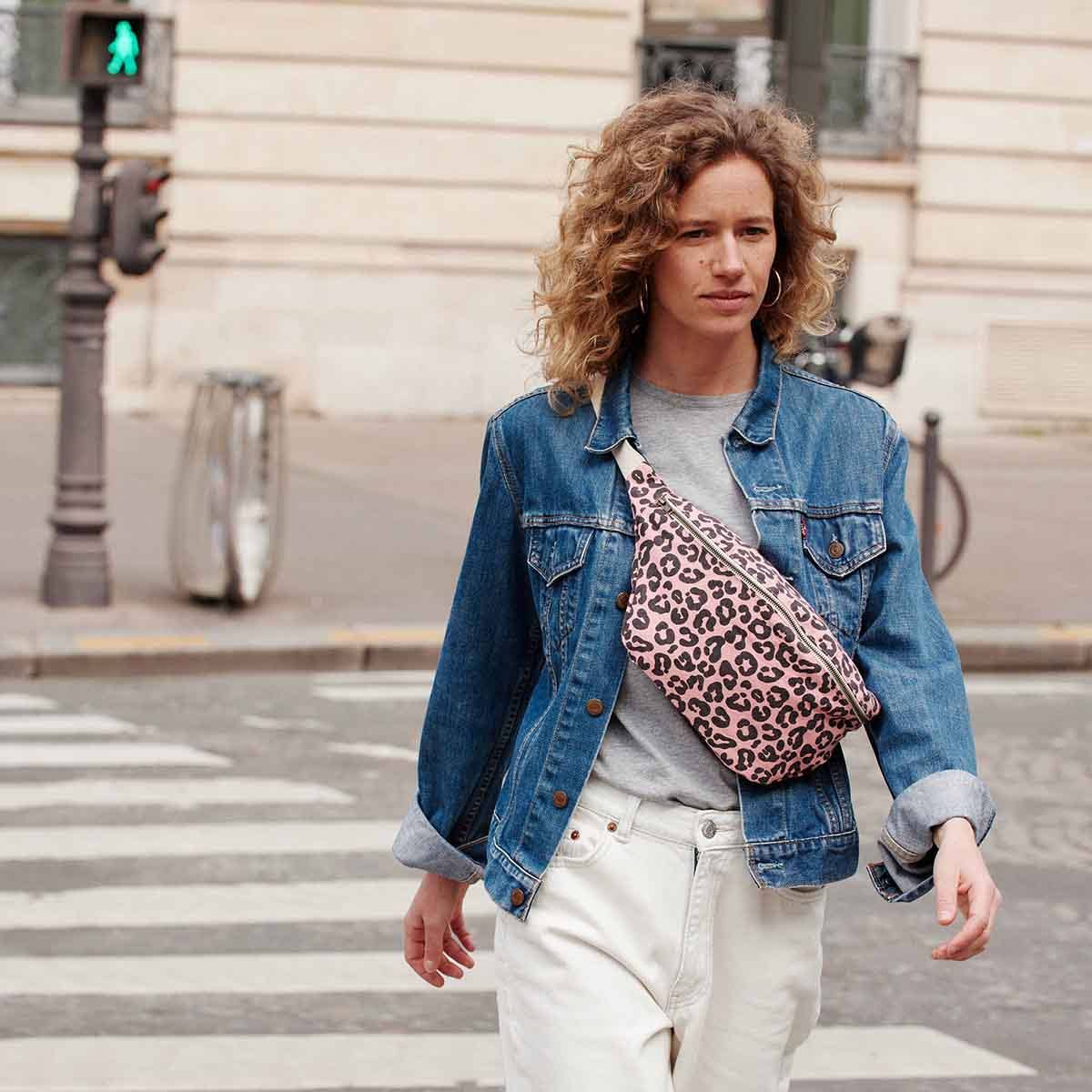 Rose in April - Damen Bauchtasche mit Leopardenmuster: Erdbeere / Grau