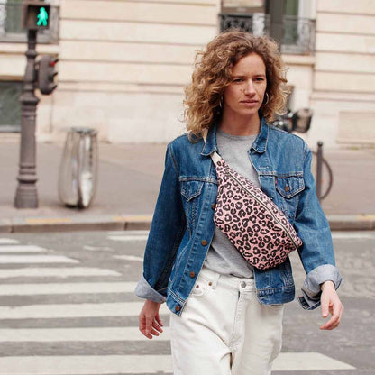 Rose in April - Damen Bauchtasche mit Leopardenmuster: Erdbeere / Grau