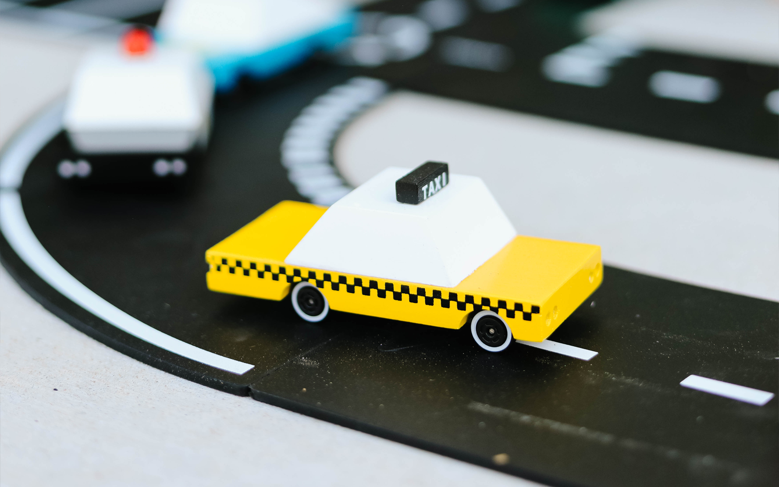 Candylab - Gelbes Taxi Spielzeugauto aus Holz – 8,9 cm lang
