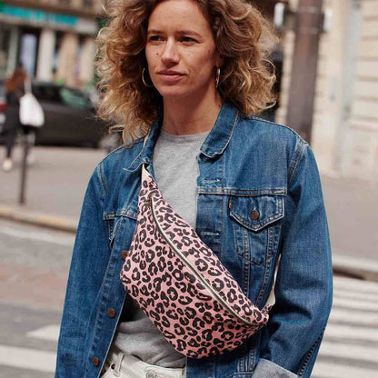 Rose in April - Damen Bauchtasche mit Leopardenmuster: Erdbeere / Grau