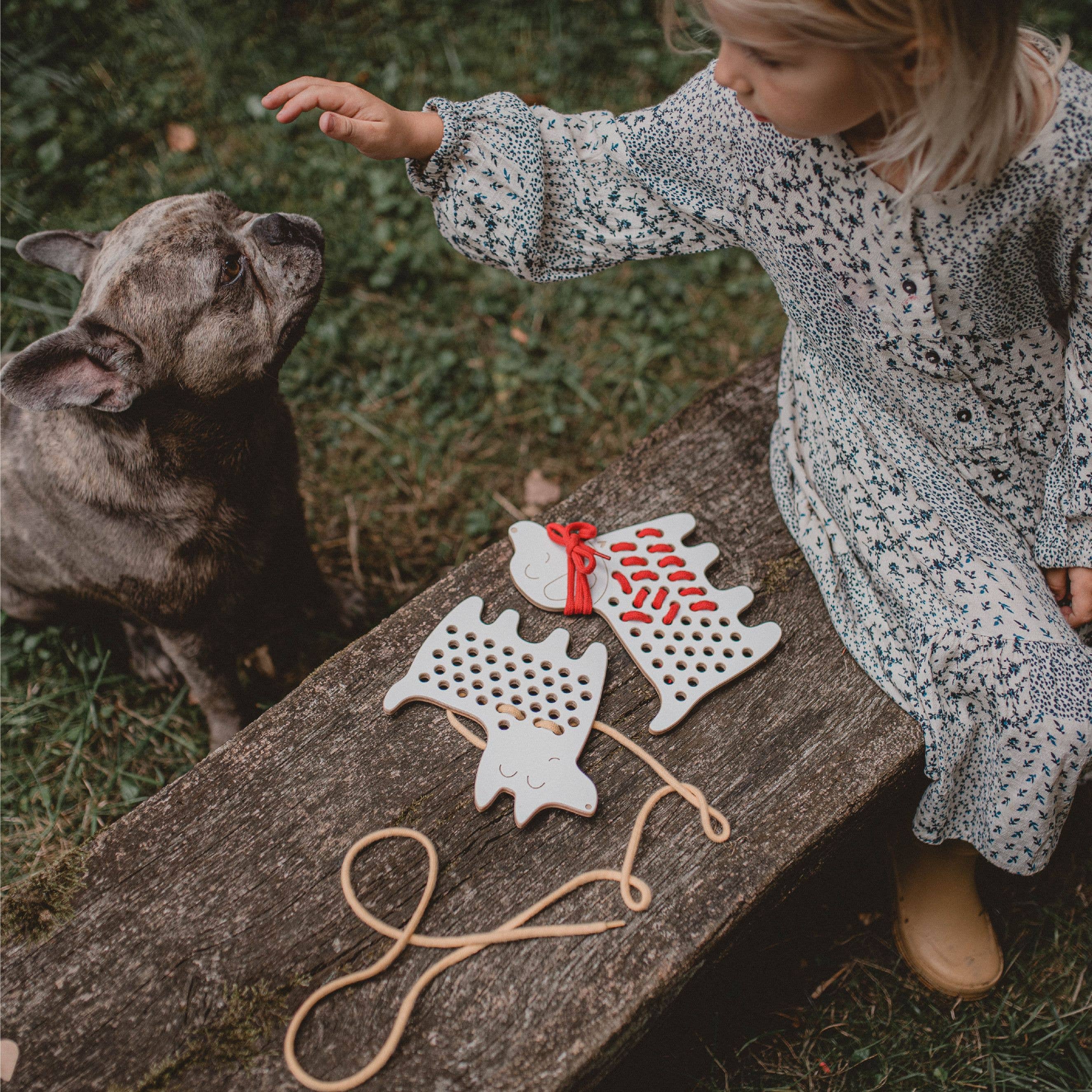 Charlie der Hund, Holz-Schnürspielzeug, Montessori-Spielzeug
