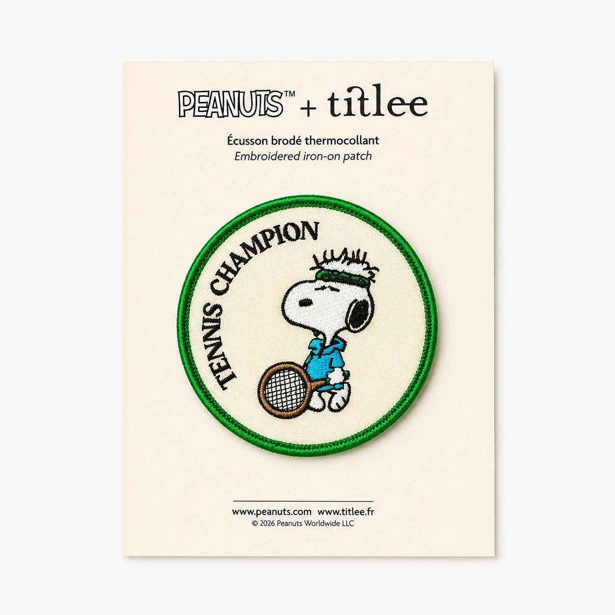 Titlee - Gestickter Bügelaufnäher Snoopy "Tennis" – 7,5 cm