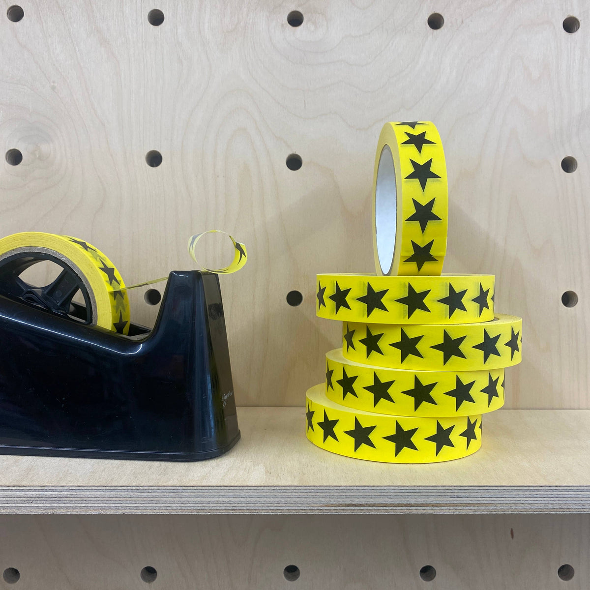 Öko-Papier-Klebeband mit gelb-schwarzem Sternmuster