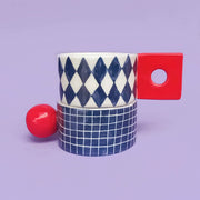 Tasse -  BLAUE DIAMANTEN / ROTER QUADRATISCHER GRIFF
