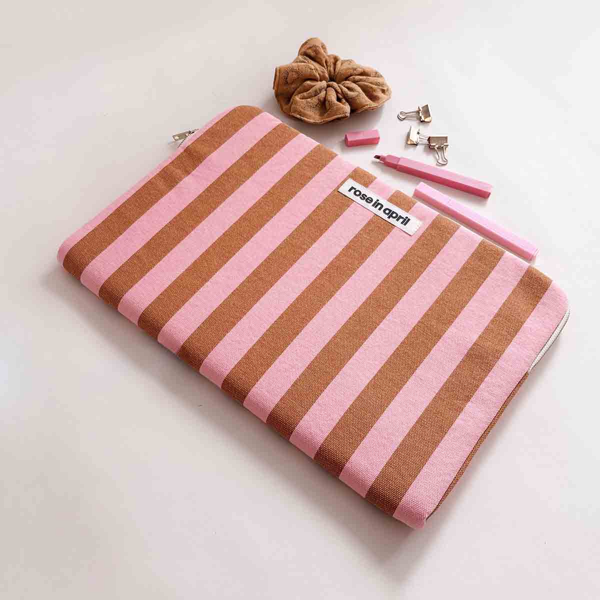 Rose in April - Maya Laptop-Tasche 39 x 27 cm - Streifen Karamell/Erdbeere