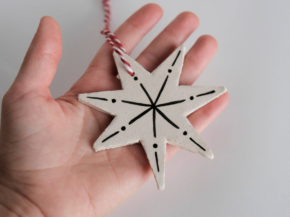 Sternanhänger - Handgefertigter Keramik-Hängeornament - 9x9cm