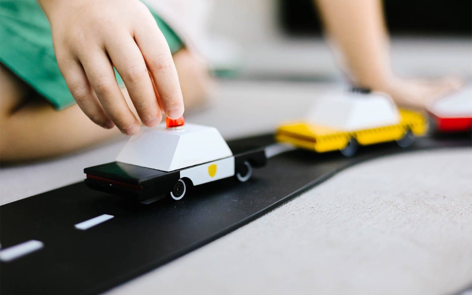Candylab - Spielzeug-Polizeiauto aus Holz, 8,9 cm lang