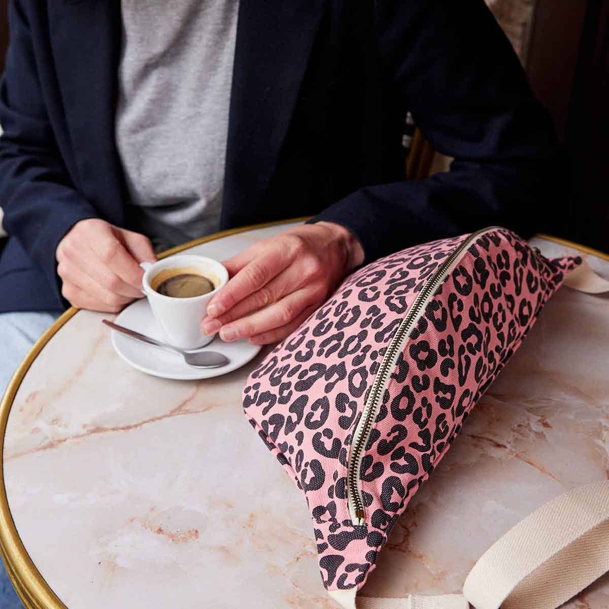 Rose in April - Damen Bauchtasche mit Leopardenmuster: Erdbeere / Grau