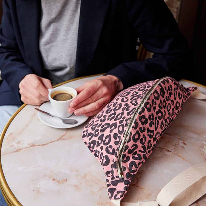 Rose in April - Damen Bauchtasche mit Leopardenmuster: Erdbeere / Grau