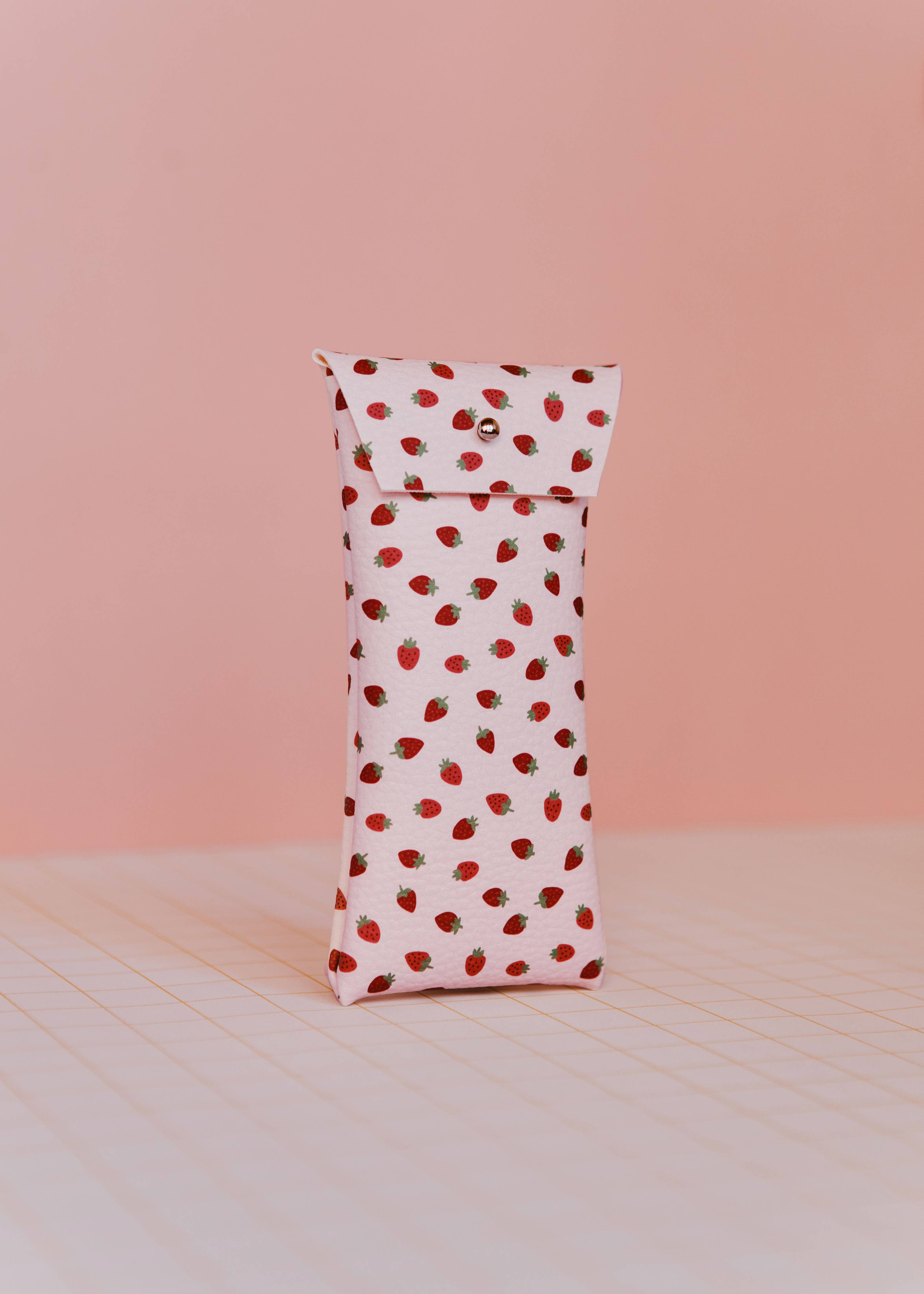 ECKE - Pinkes Brillenetui mit Erdbeer-Design
