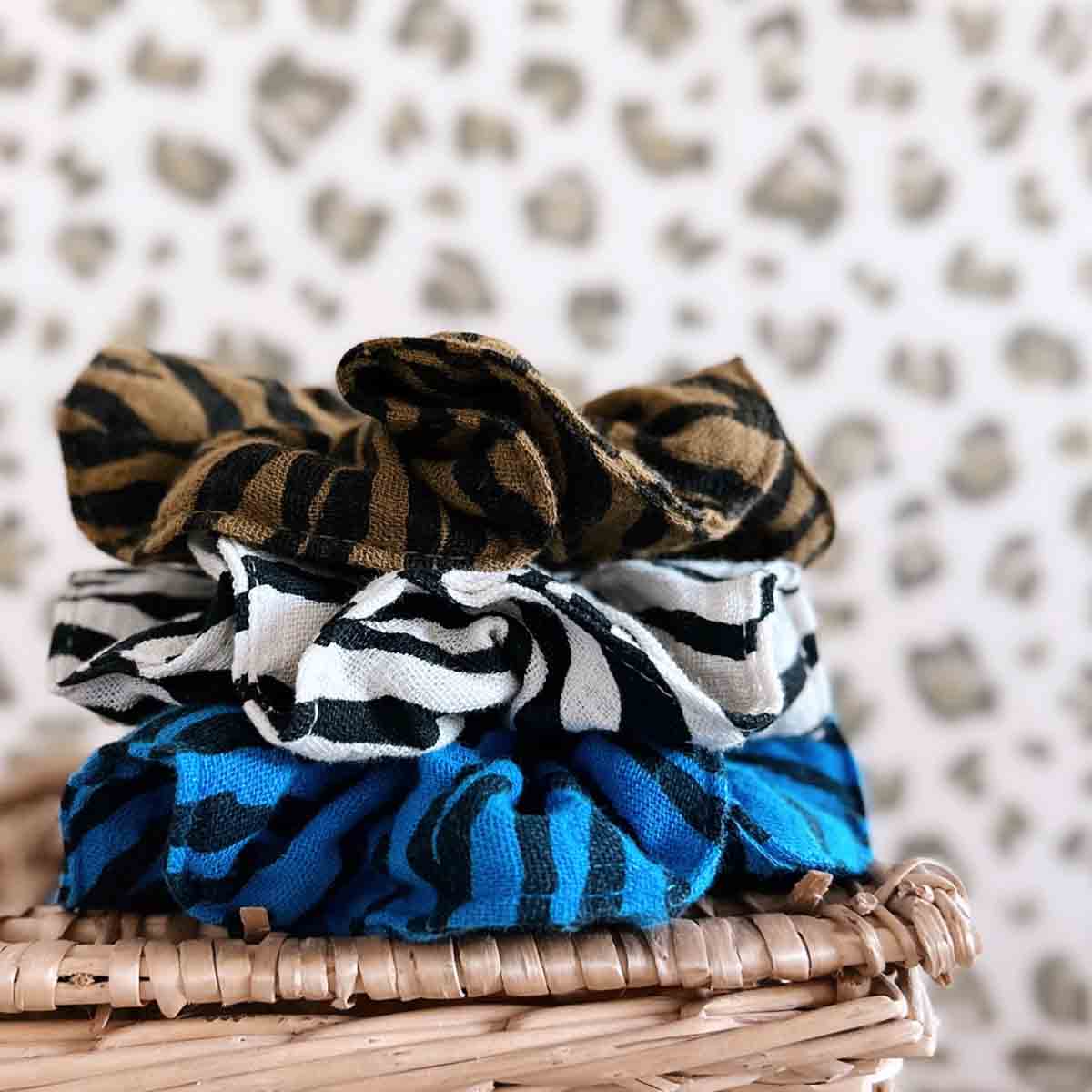 Rose in April - Scrunchie Zebrou in Greek Blue
