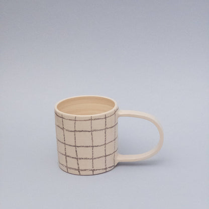 Kleine grau karierte Tasse