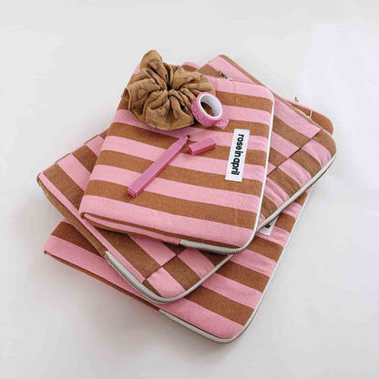 Rose in April - Maya Laptop-Tasche 39 x 27 cm - Streifen Karamell/Erdbeere
