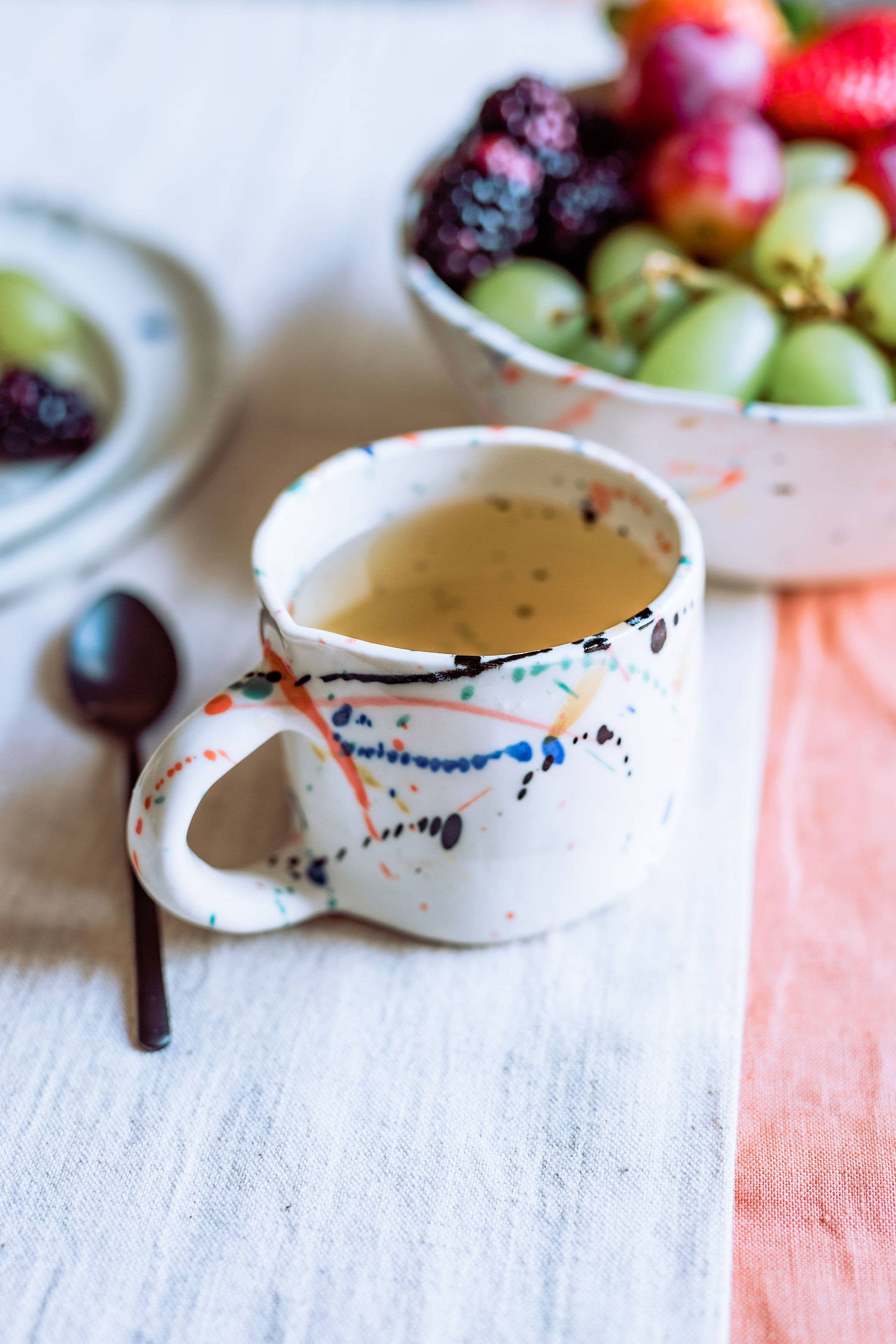 Mariana Garrastazu - Tasse mit bunten Farbspritzern
