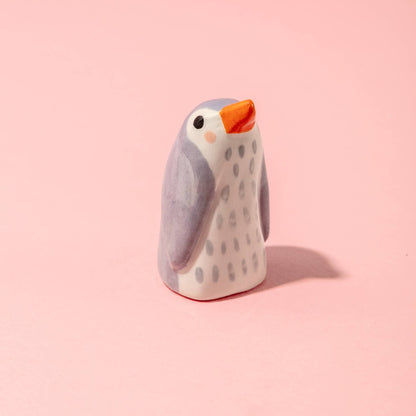Ana Seixas - Baby-Pinguin Lila / Keramikstück