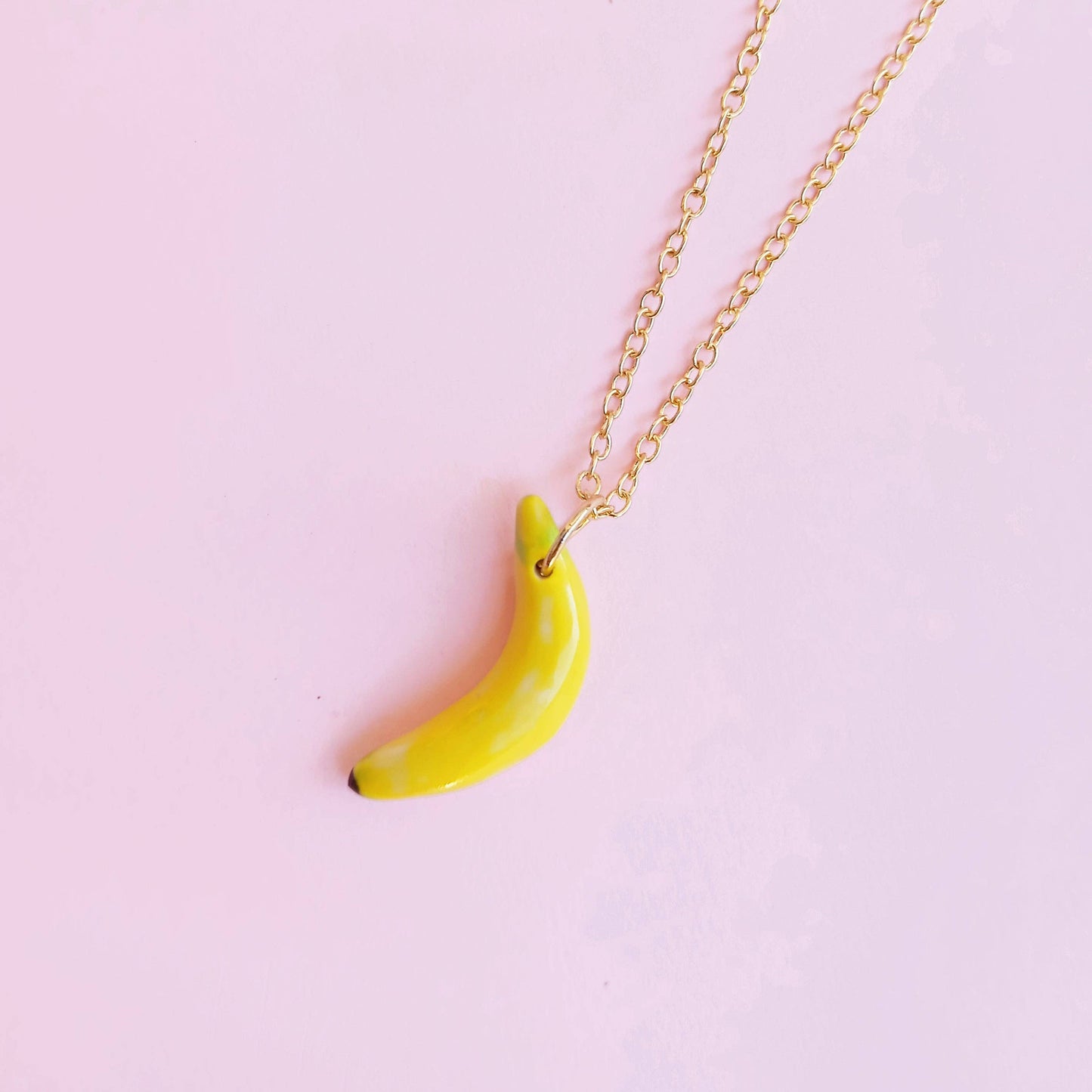 Halskette mit Bananenanhänger – handgefertigter Porzellanschmuck