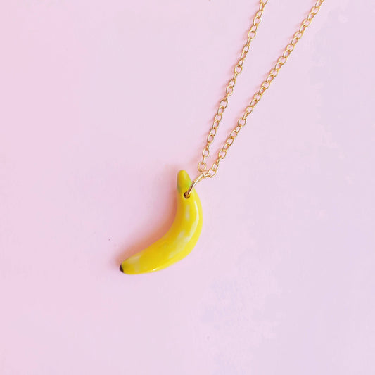 Halskette mit Bananenanhänger – handgefertigter Porzellanschmuck
