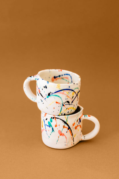 Mariana Garrastazu - Tasse mit bunten Farbspritzern