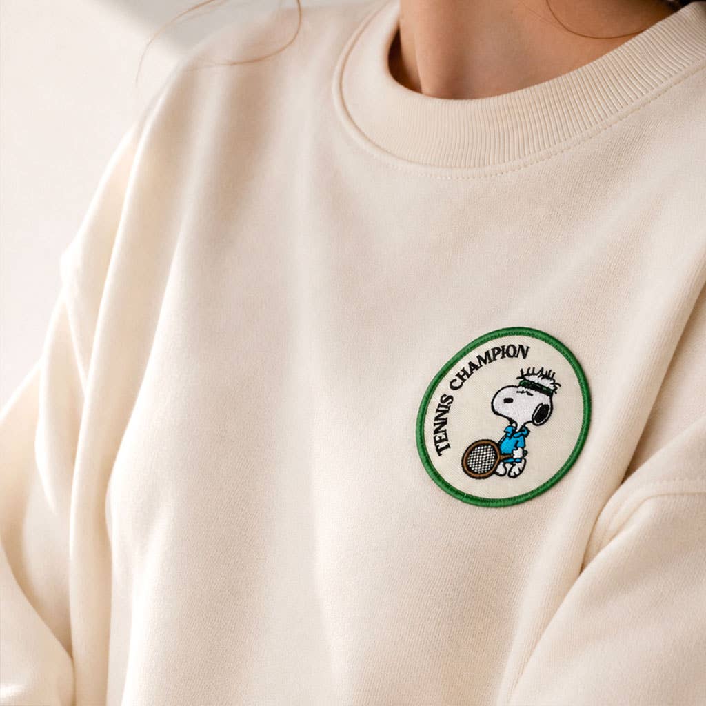 Titlee - Gestickter Bügelaufnäher Snoopy "Tennis" – 7,5 cm