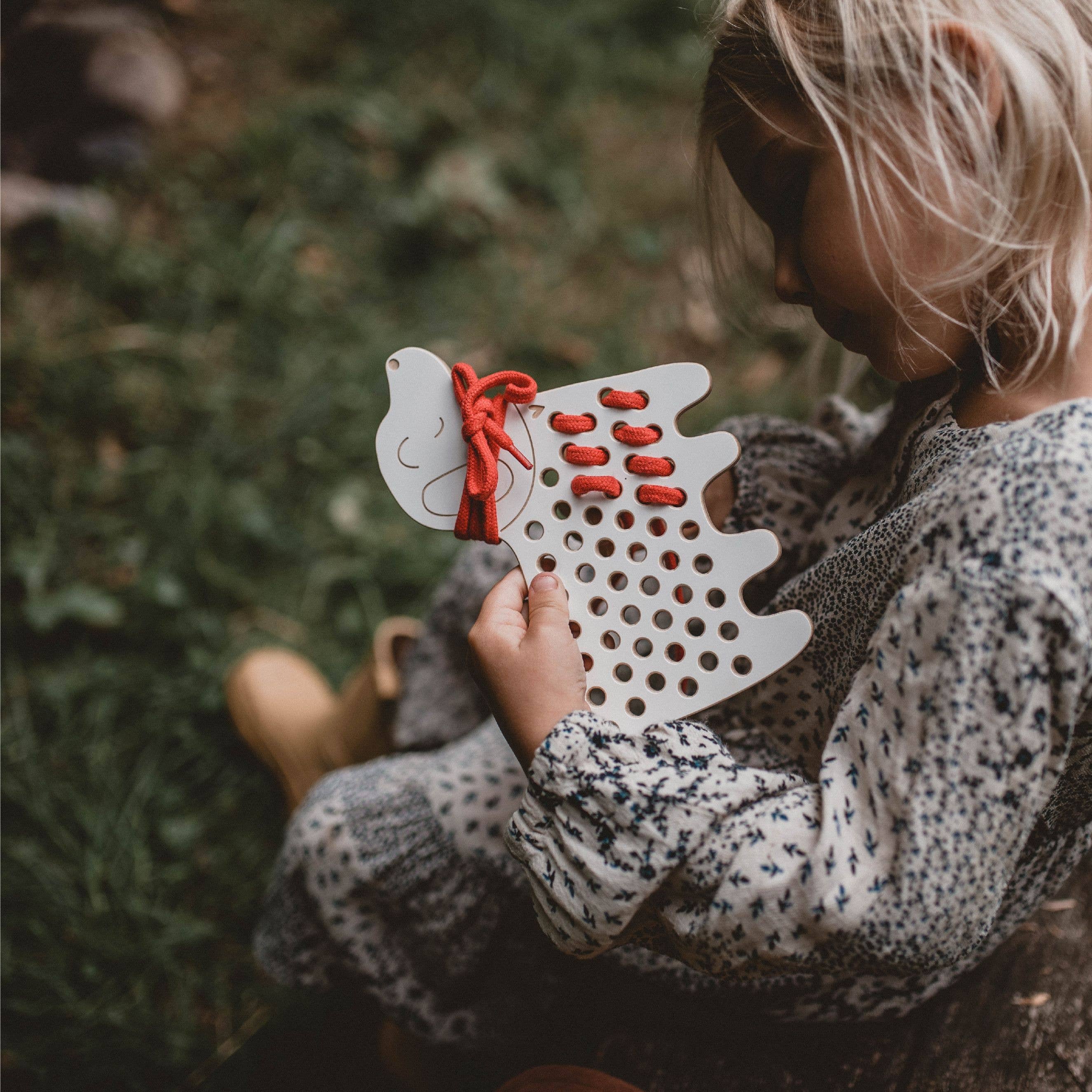 Charlie der Hund, Holz-Schnürspielzeug, Montessori-Spielzeug