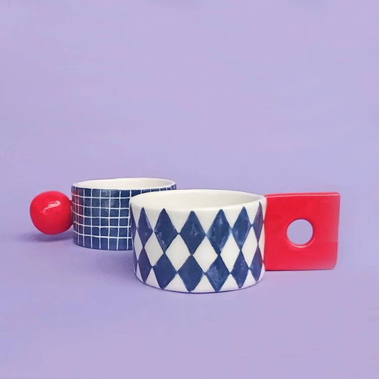 Tasse -  BLAUE DIAMANTEN / ROTER QUADRATISCHER GRIFF