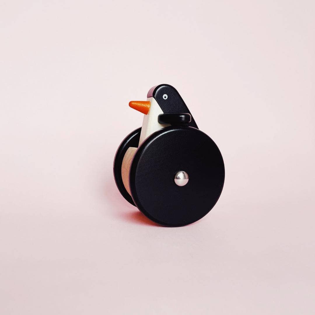 Hölzerner Pinguin auf Rädern (Wackelig)