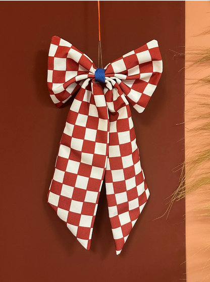 Schleife im Karomuster: rot