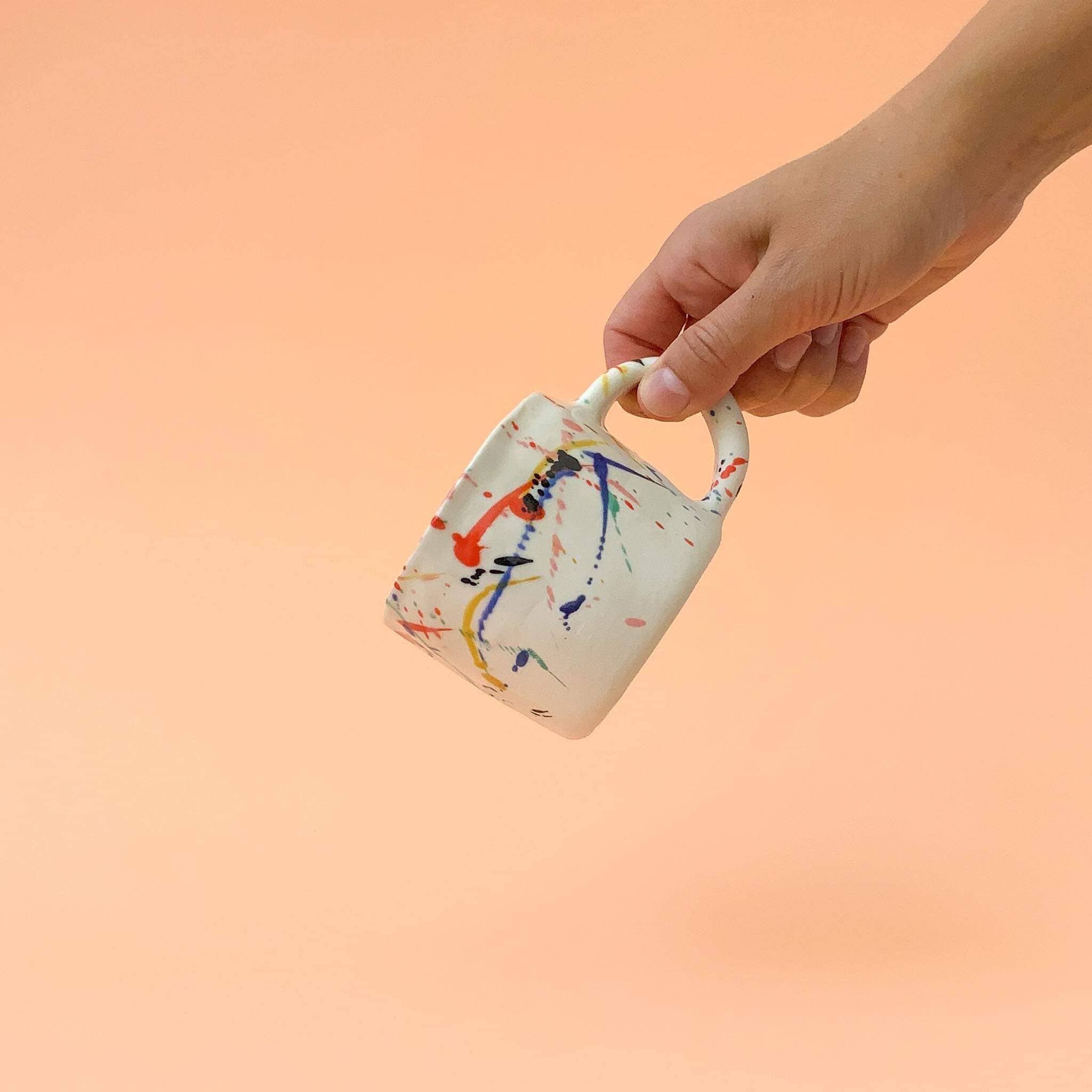 Mariana Garrastazu - Tasse mit bunten Farbspritzern