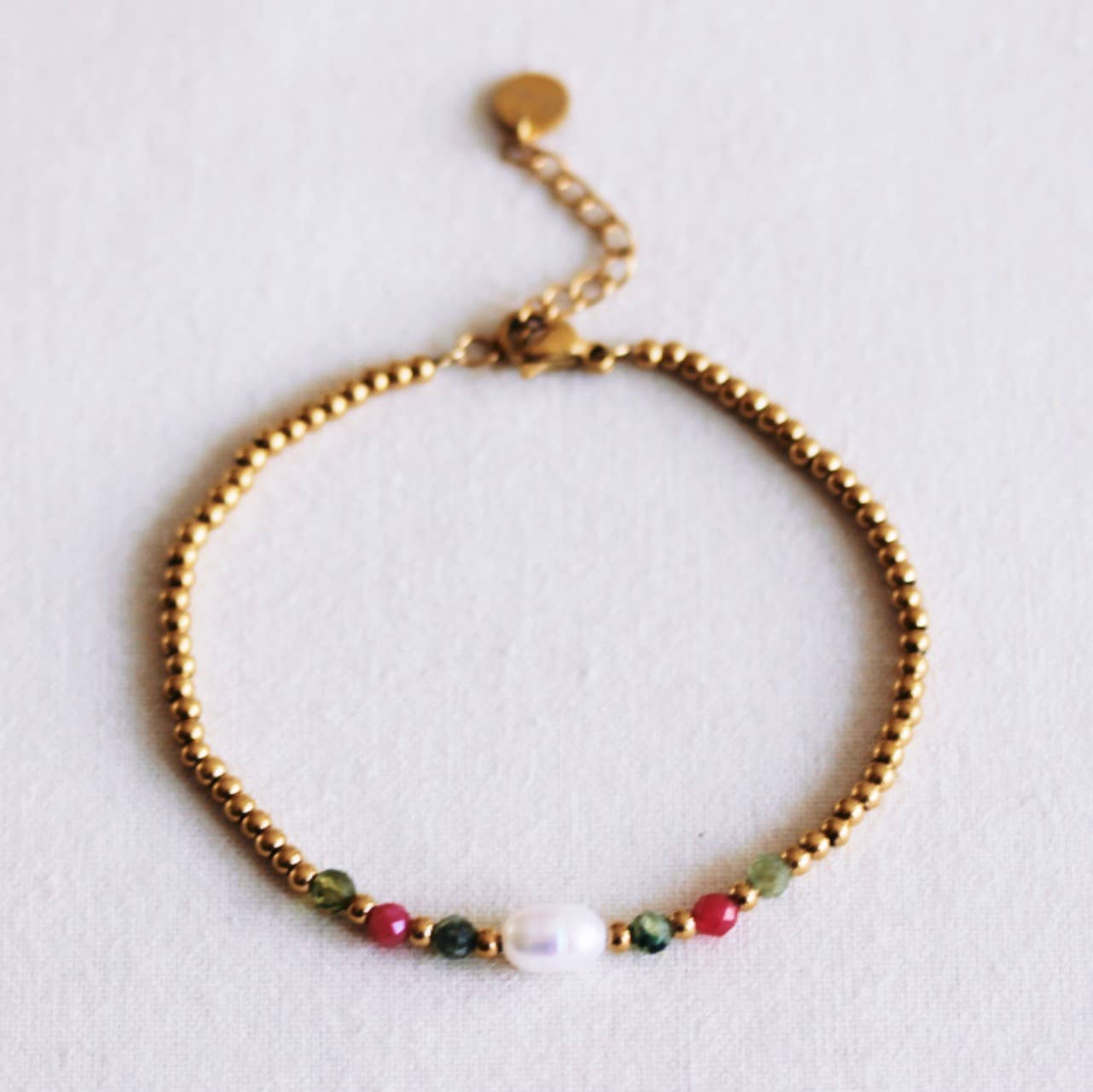 Perlenarmband mit Perle und facettierten Perlen – grün/cerise