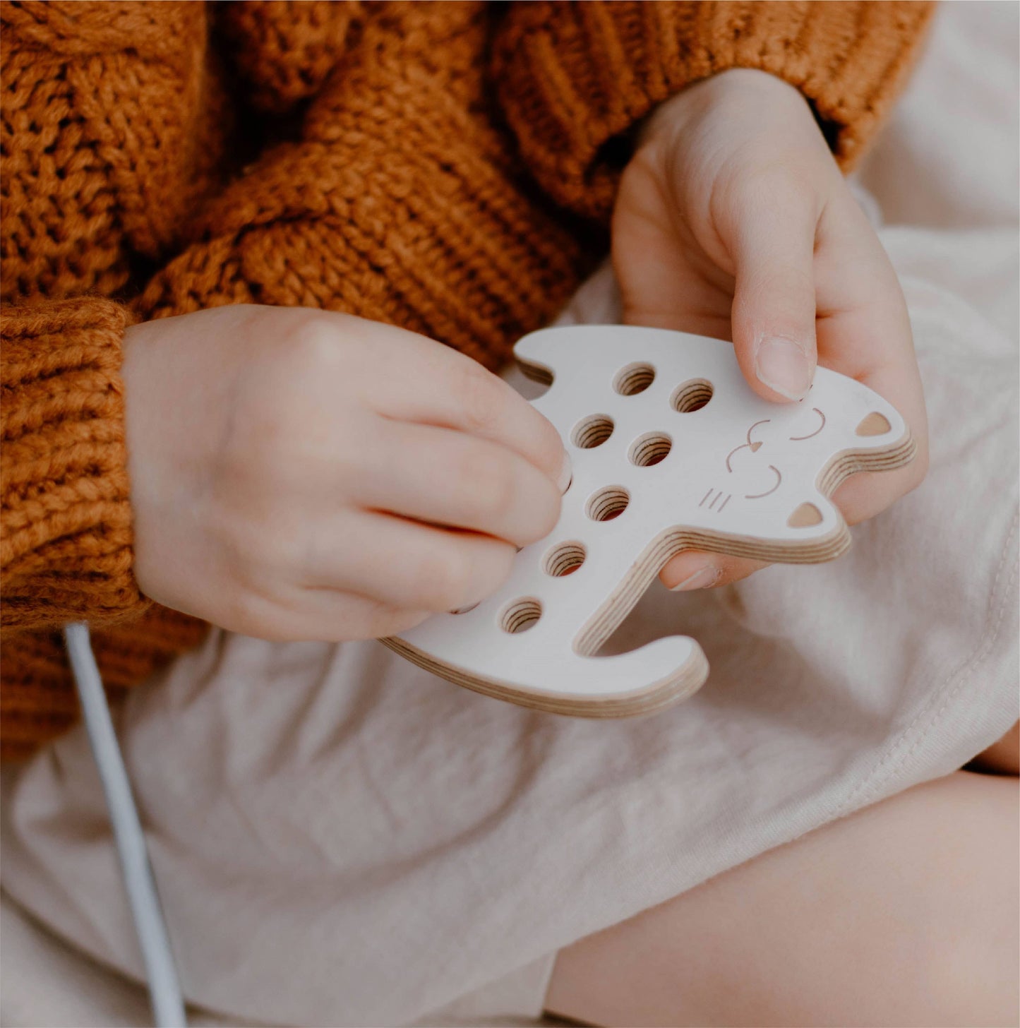 Katze - Kleines Schnürspielzeug aus Holz, Montessori, Feinmotorik