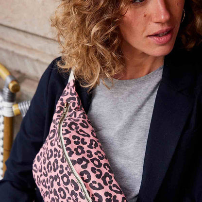 Rose in April - Damen Bauchtasche mit Leopardenmuster: Erdbeere / Grau