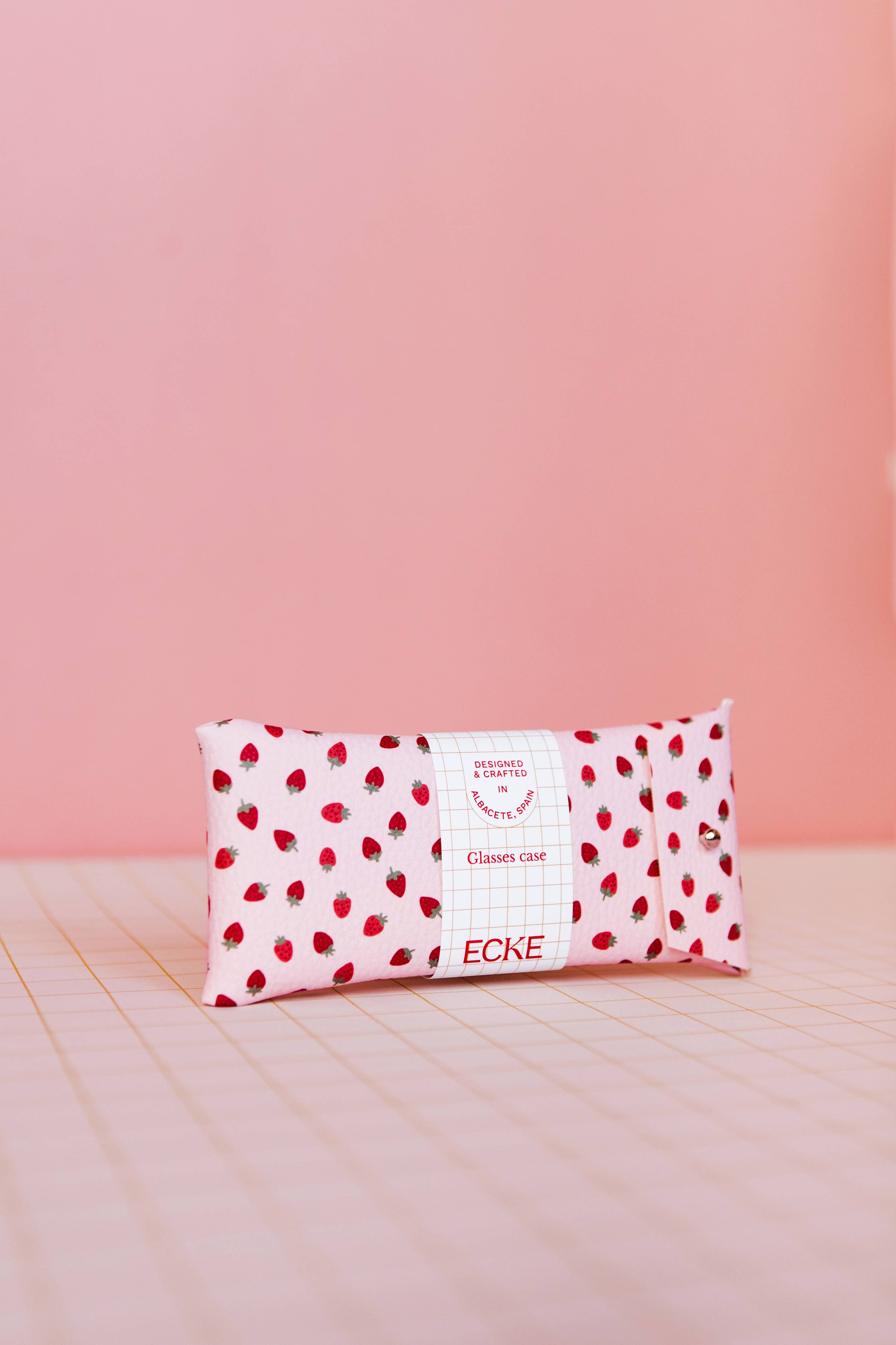 ECKE - Pinkes Brillenetui mit Erdbeer-Design