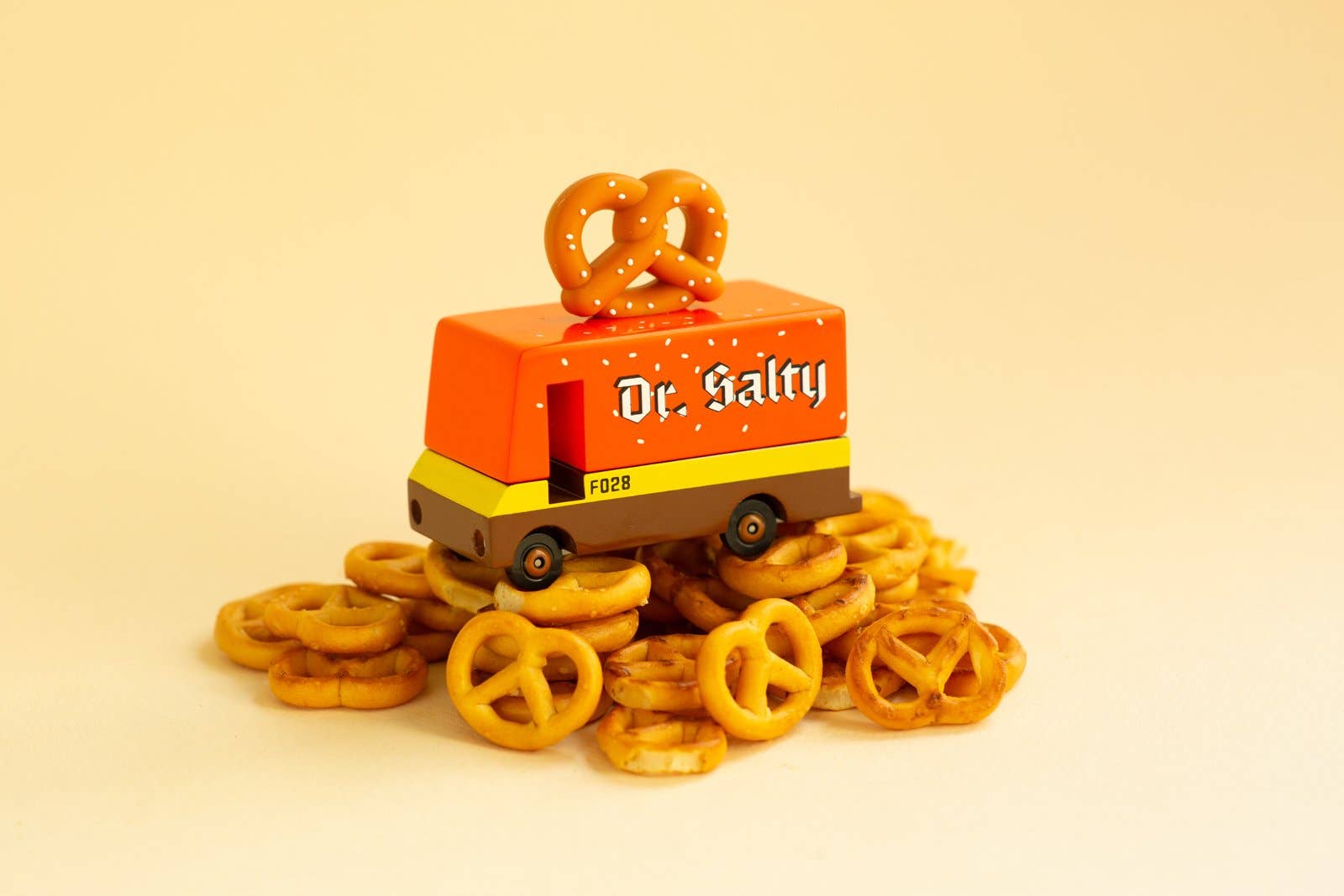 Candylab - Candylab Toys Dr. Salty Pretzel Van aus massivem Buchenholz