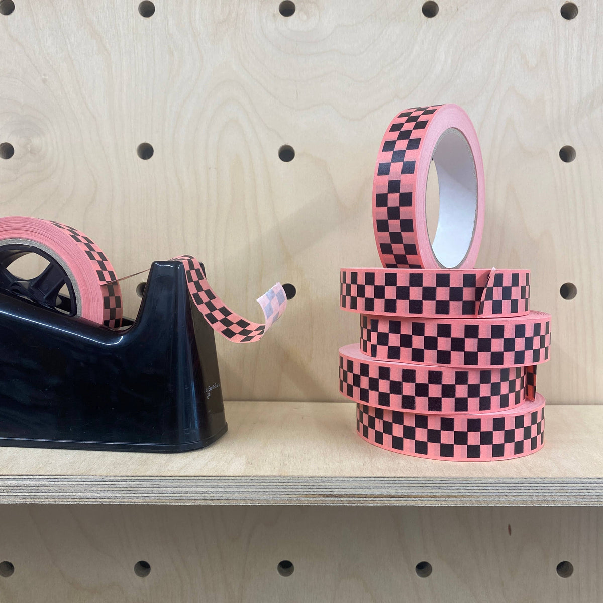 Öko-Papier-Klebeband mit rosa-schwarzem Schachbrettmuster