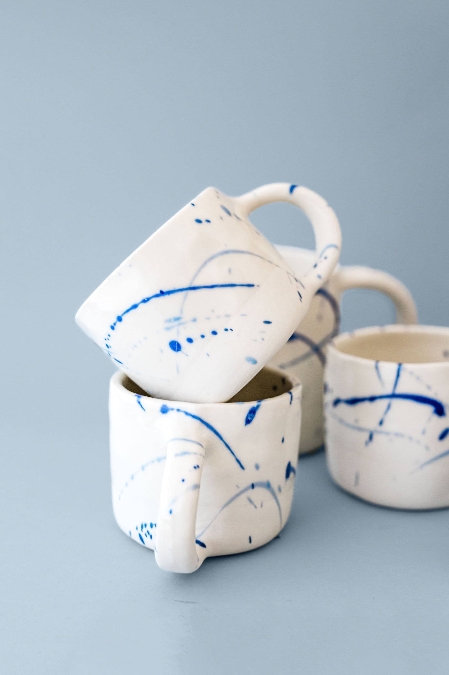 kleine bande - Blaue Artsy-Tasse